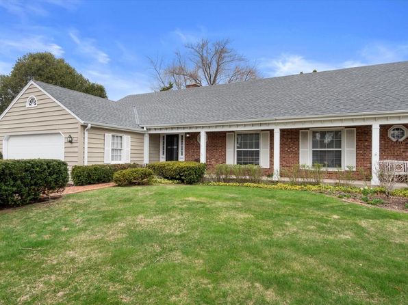934 West Shaker CIRCLE, Mequon, WI 53092
