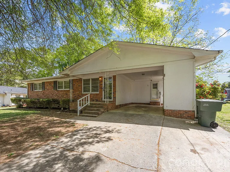 1502 Cloverdale Ln — Photo 2