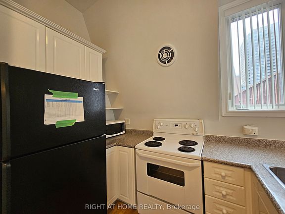 5th image of 524 Yonge St #300