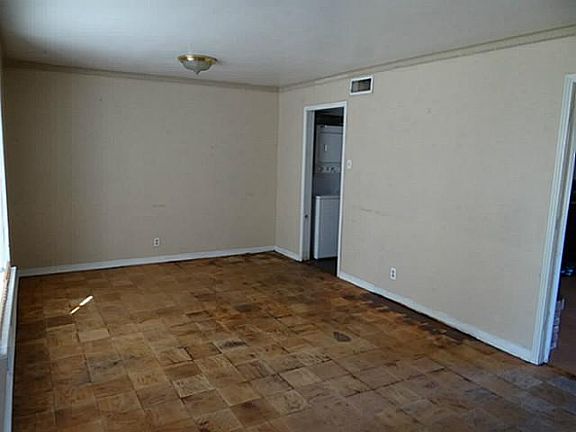 3rd image of 734 Dumont Dr