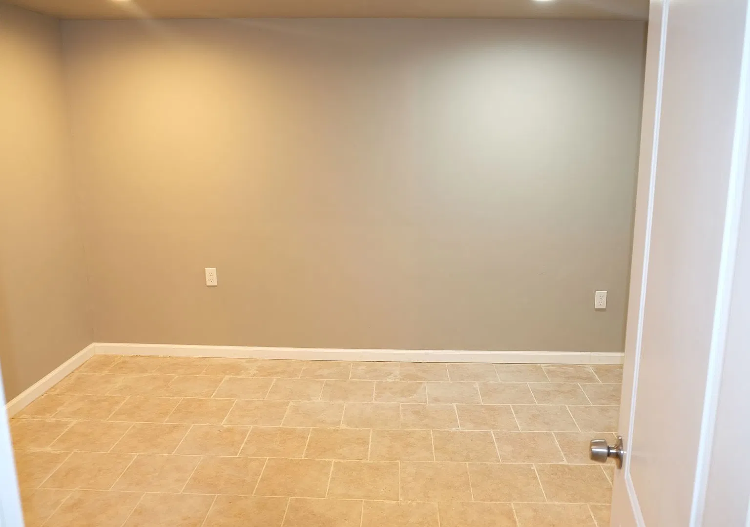 Beautiful Home With 2 Car Garage Located In Quiet Neighborhood! — Photo 4