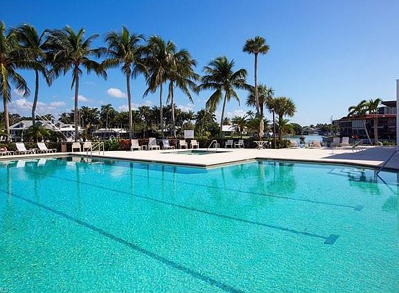 4th image of 2320 Gulf Shore Blvd N