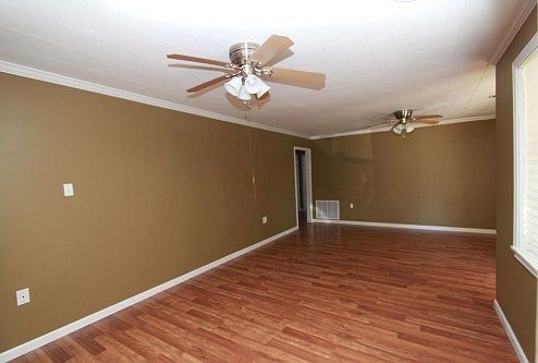 5th image of 221 Carolyn Ave