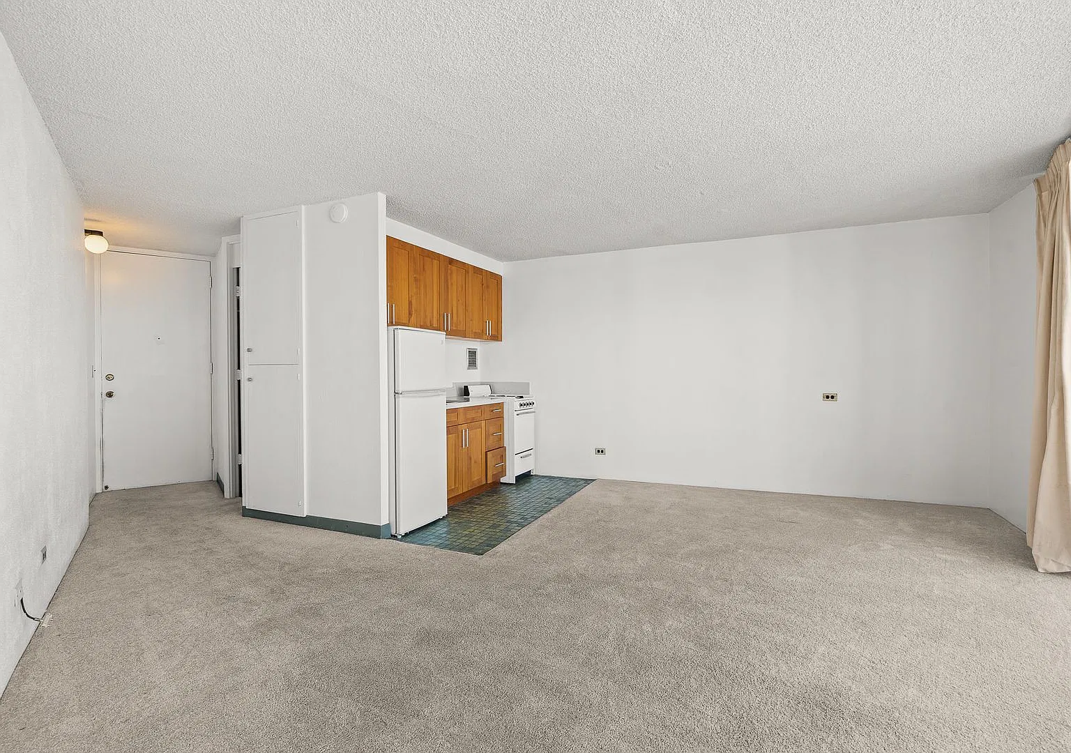 Studio with A/C, a full kitchen in Ala Moana Area — Photo 3