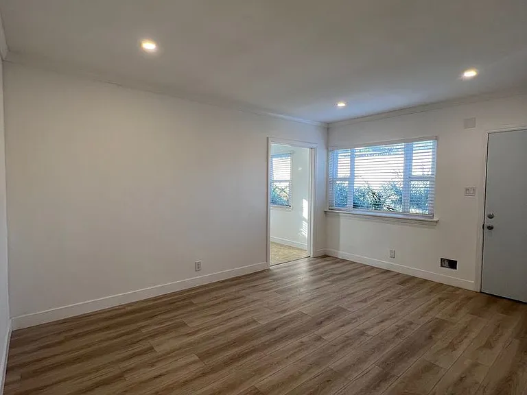 8606-8610 1/2 Beverlywood St — Photo 17