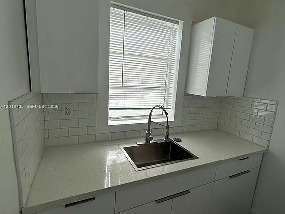 4th image of 967 SW 5th St #13