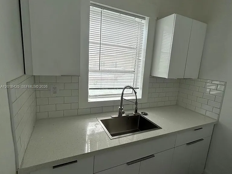 967 SW 5th St #14 — Photo 5
