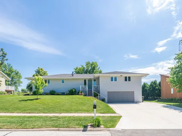 2014 Hilton Dr, Cedar Falls, IA 50613