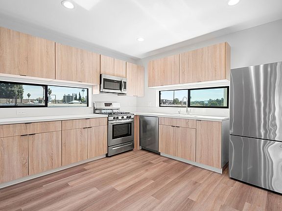 4th image of 14802 Vanowen St #14802