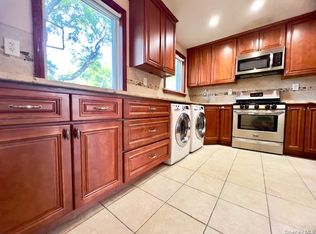 216-37 68th Ave, Oakland Gardens, NY 11364