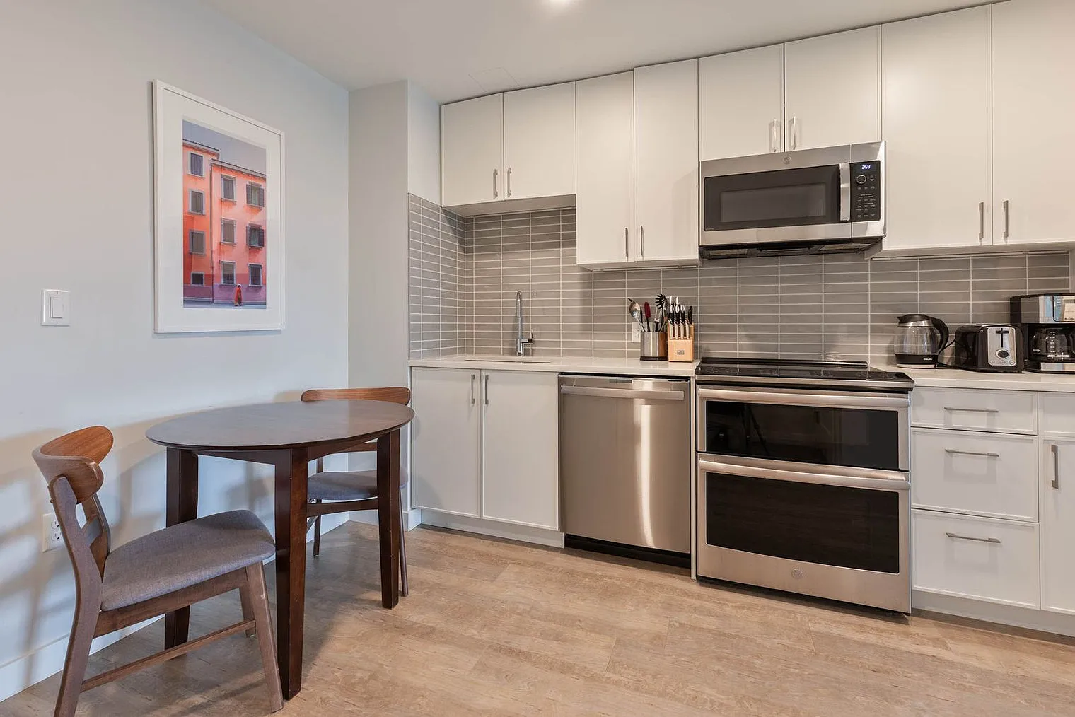 1 bed, 1.0 bath, 602 sqft, $6,664 — Photo 4