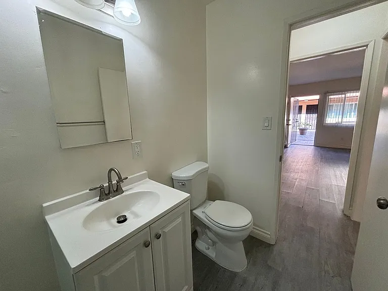 526 E Windsor Rd — Photo 16