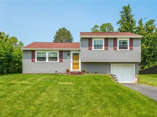 5776 Limestone Ln, Farmington, NY 14425