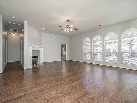 3rd image of 4988 Golfside Dr