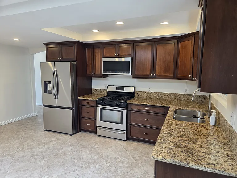 1037 Alta Vista Dr — Photo 8