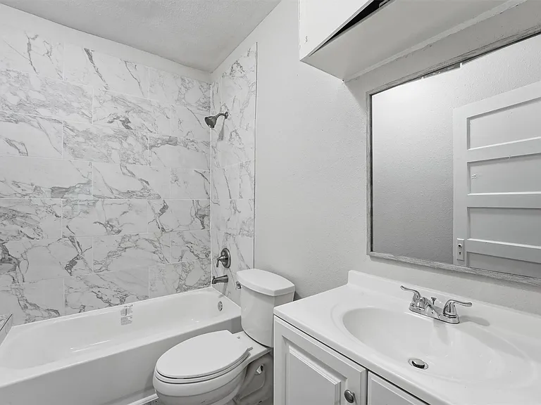 811 W Broad St — Photo 18