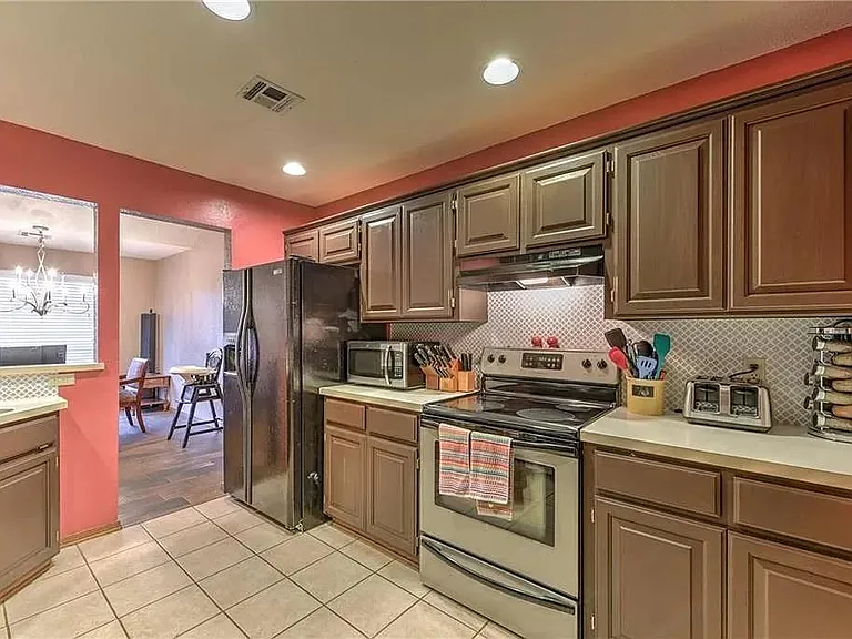 kitchen (fridge stays)