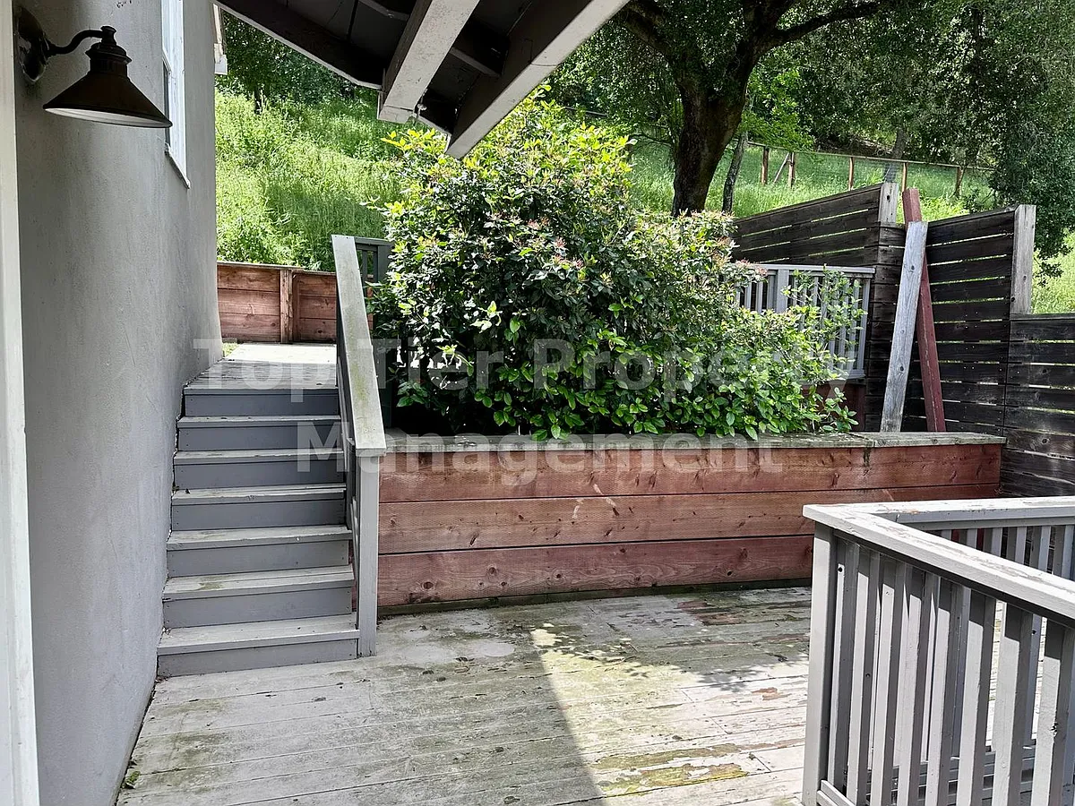 Building Photo - 3289 Beechwood Dr