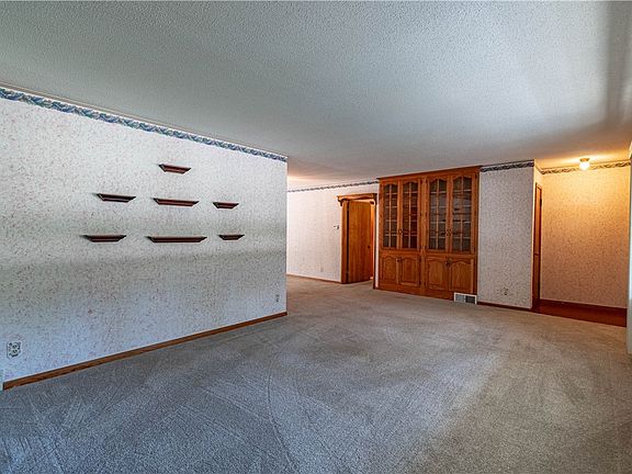 5th image of 3115 N Macarthur Rd
