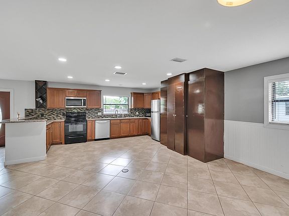 5th image of 182 NW Broadview Street