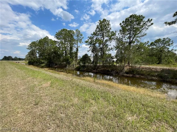 850 Foxtail St E, Lehigh Acres, FL 33974