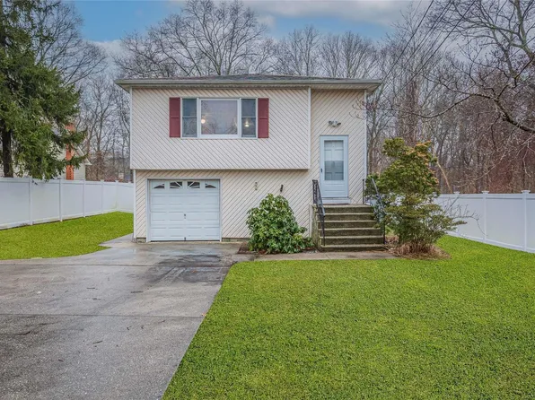 2 Sally Lane, Ridge, NY 11961