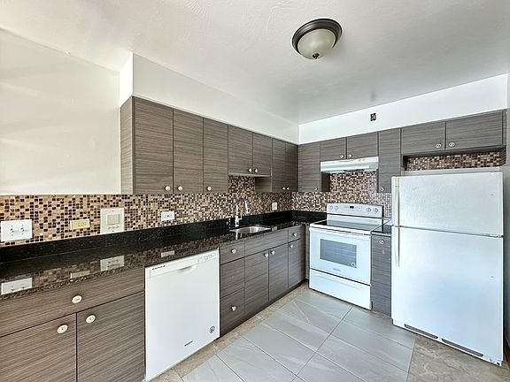3rd image of 1639 Oakwood Ave #403