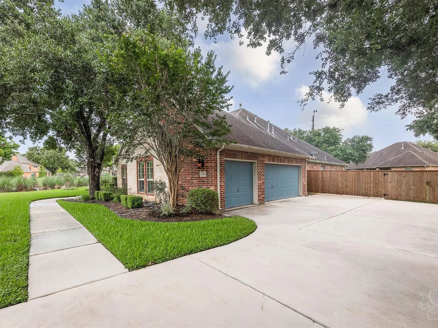 3 bed, 3.0 bath, 2825 sqft, $3,750 — Photo 2