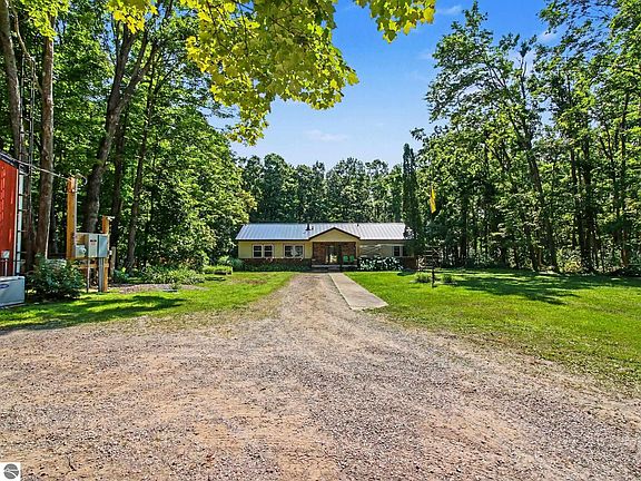 3rd image of 3871 Resort Rd
