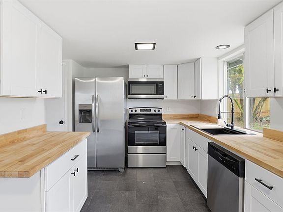 4th image of 2840 22nd Street SE