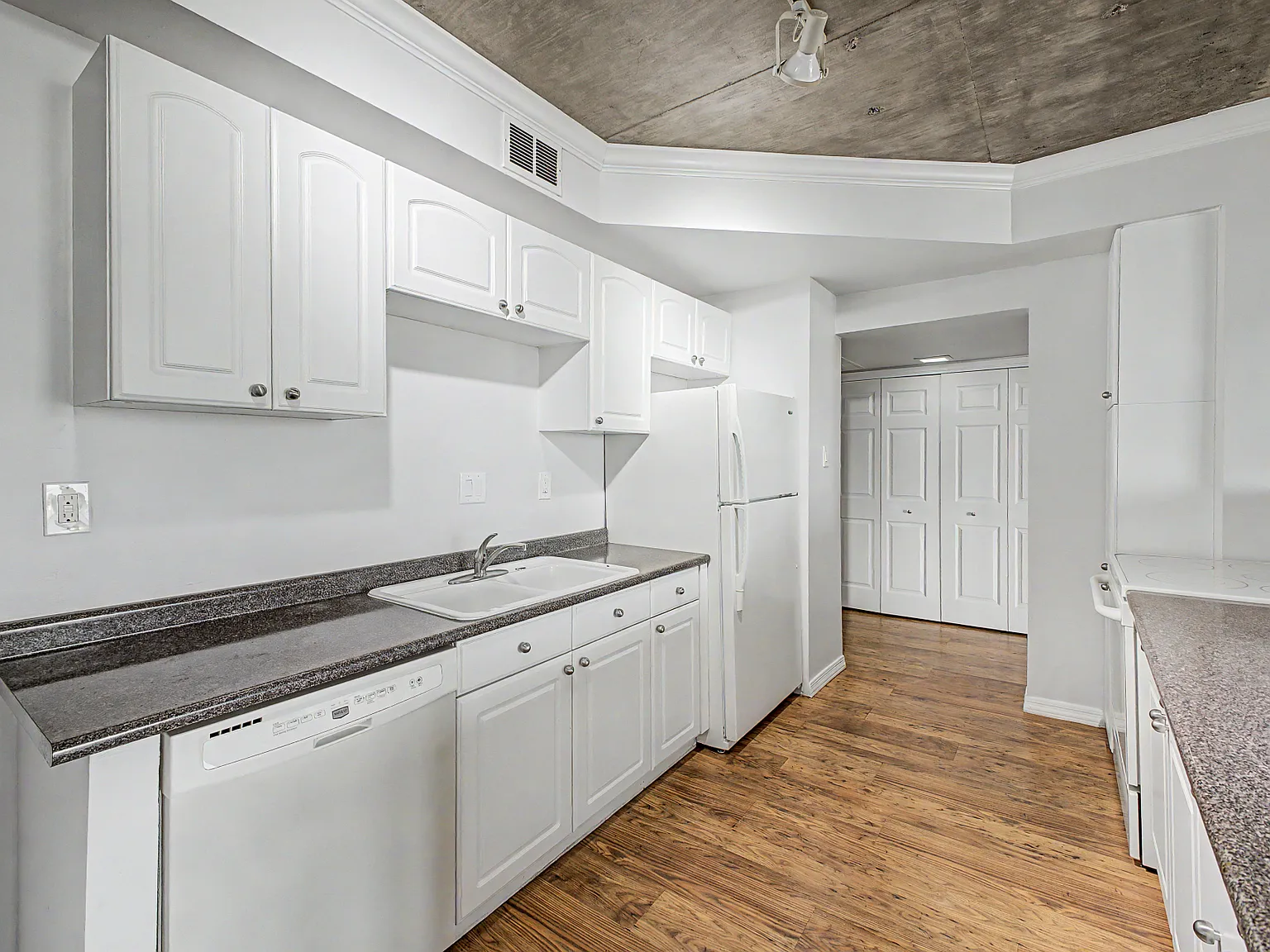 207 W Clarendon Ave — Photo 2