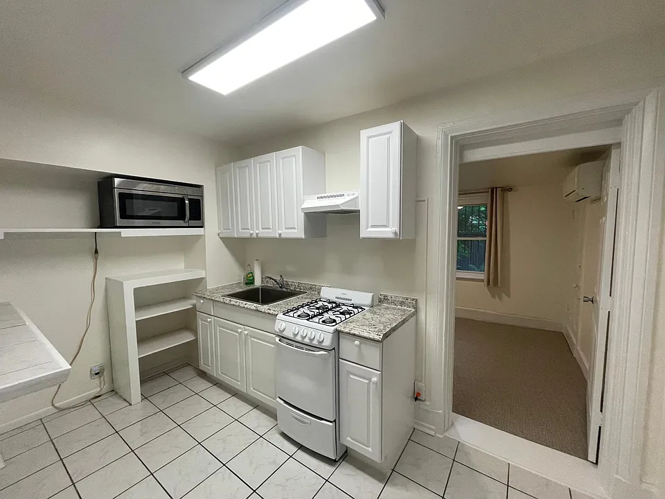 421 S 8th St #1R