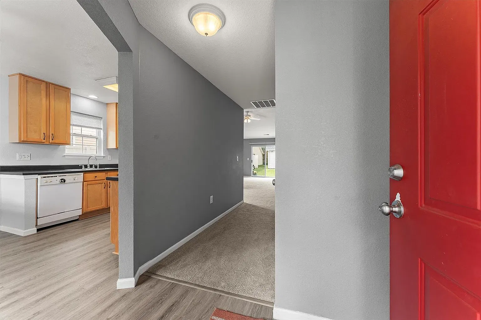 3 bed, 1421 sqft, $2,100 — Photo 2