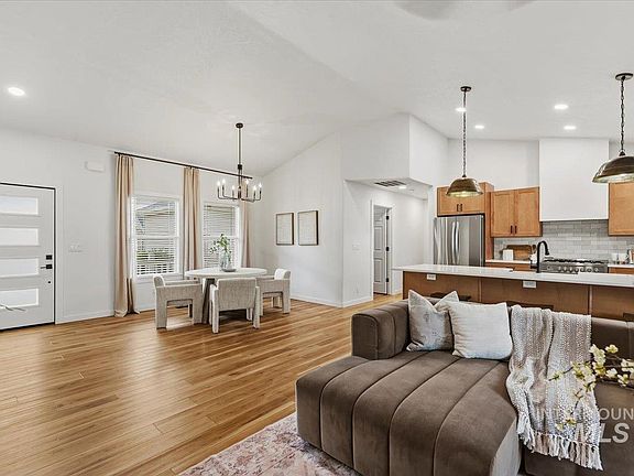 3rd image of 2109 S Rushmore Way