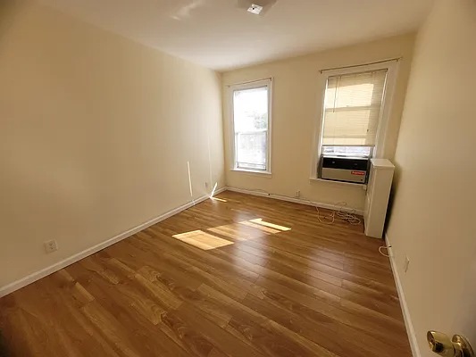 Rented by Halvatzis Realty | media 18