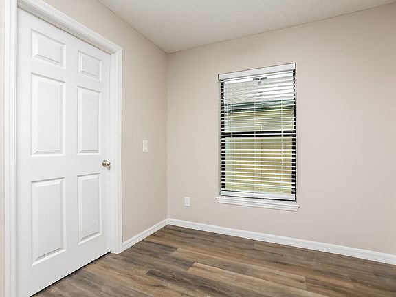 5th image of 370 Pheasant Dr