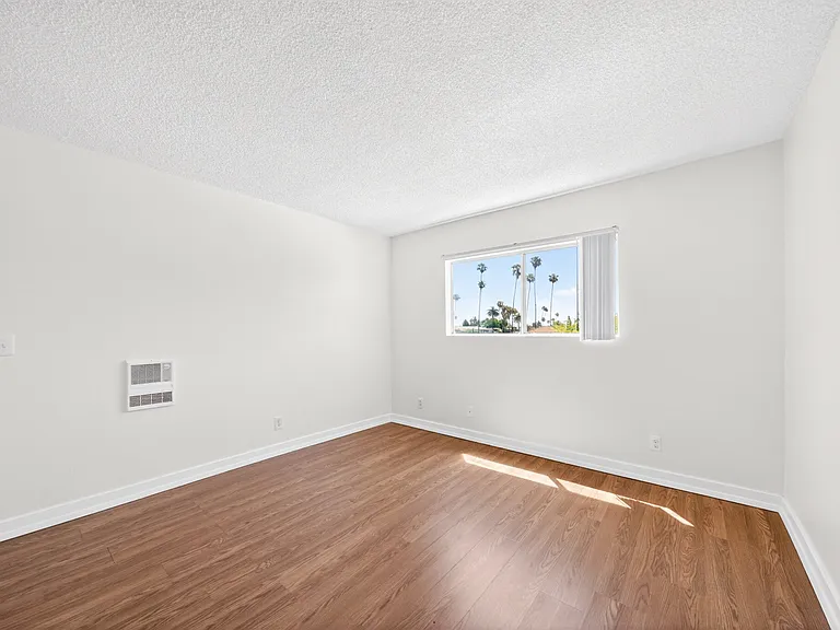 Serrano Apartments — Photo 20