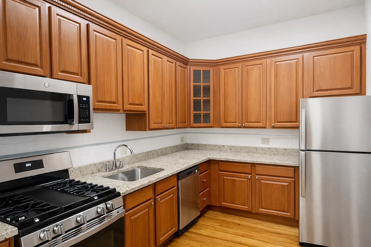 3 bed, 2.0 bath, $3,420 — Photo 3