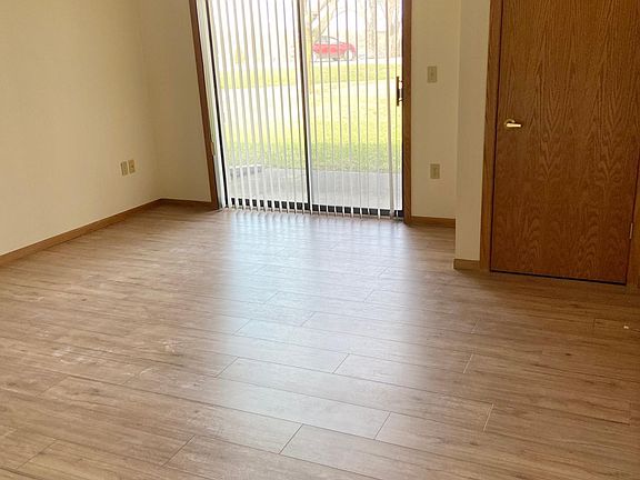 4th image of 401 S County Road 5 APT 102