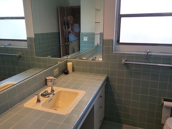 Second fully tiled bathroom with walkin shower.