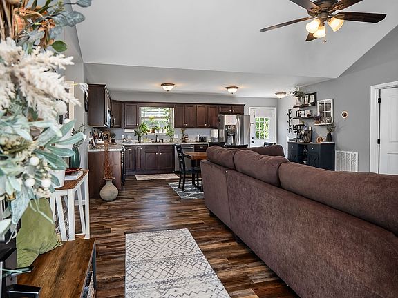 4th image of 580 Willow Way