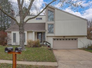 6601 Cottonwood Dr, Shawnee, KS 66216