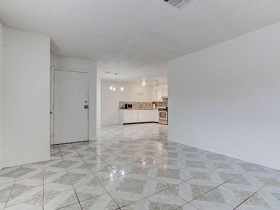 3rd image of 808 Hedge Way Unit 7