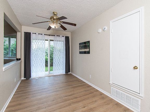 5th image of 2210 Carousel Dr