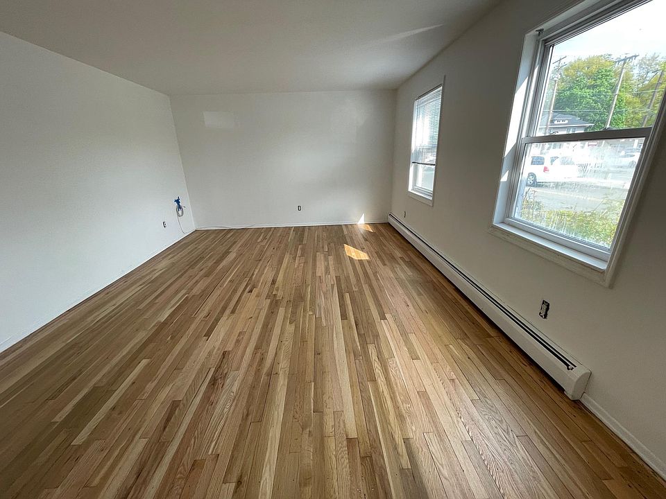 1st image of 40 Woodbine Ct APT 1