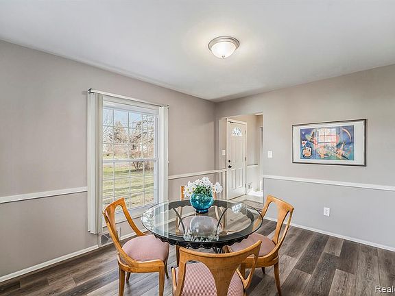 5th image of 1061 Woodview Dr
