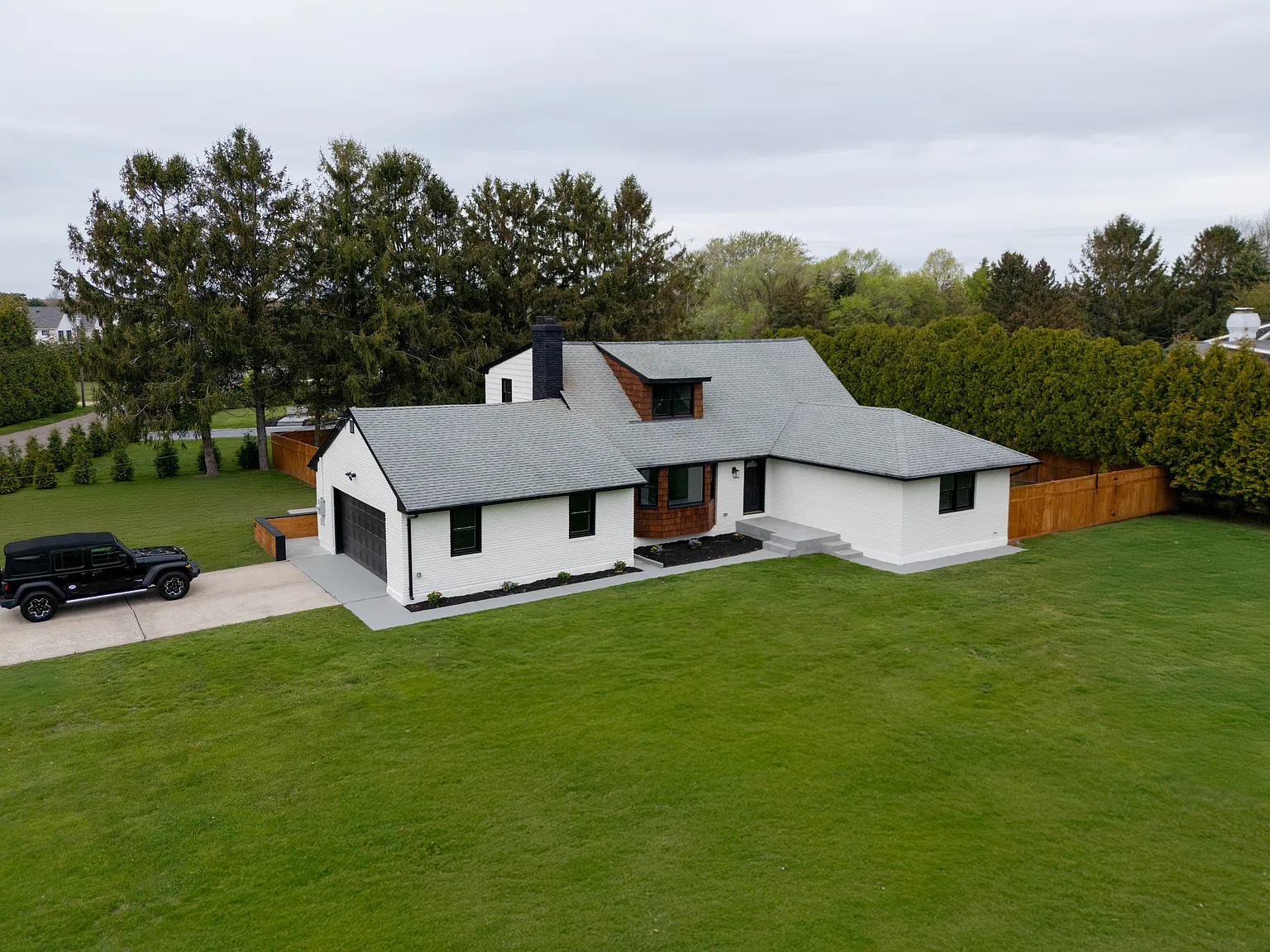 Year Round Rental in Country Club Section — Photo 2