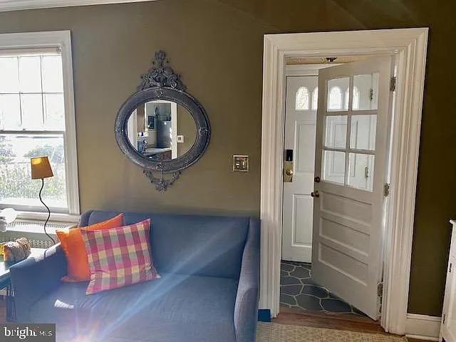3 bed, 1.5 bath, 1018 sqft, $2,295 — Photo 2