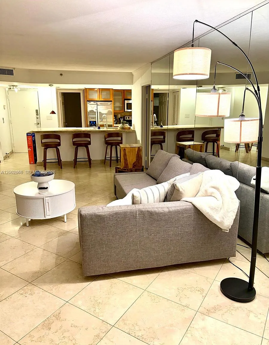 Venetia Condo — Photo 3