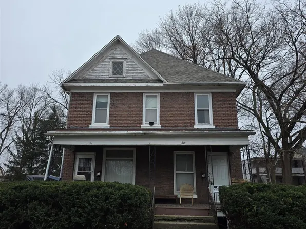 21 W Dexter St, Freeport, IL 61032